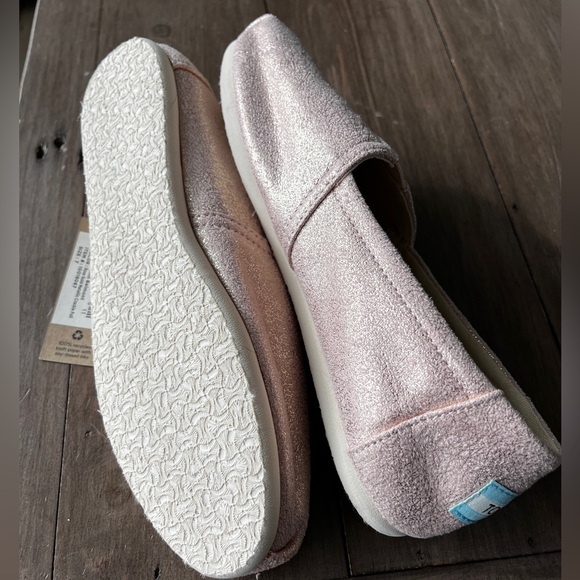 NWT Tom’s Rose Gold - Picture 2 of 4